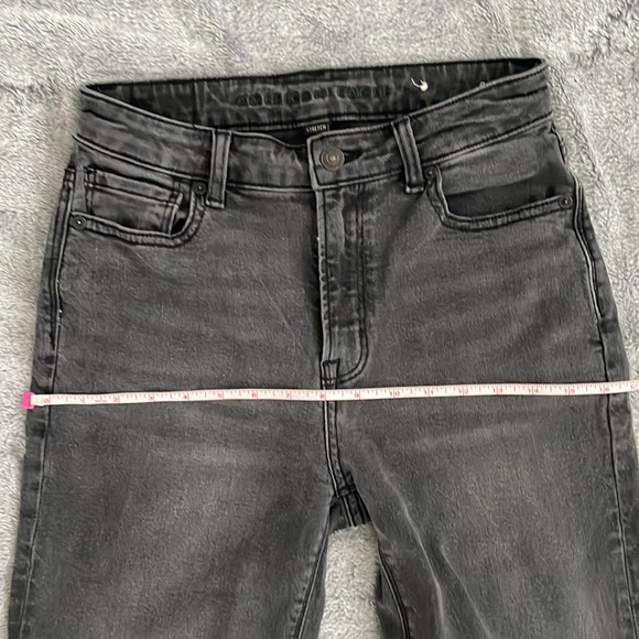 American Eagle Outfitters Women’s Black washed Mom Jeans Size 2 Regular Stretch - Picture 10 of 11